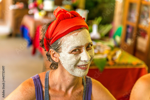 Mulher com máscara vegetal em curso de terapias tailandesas.