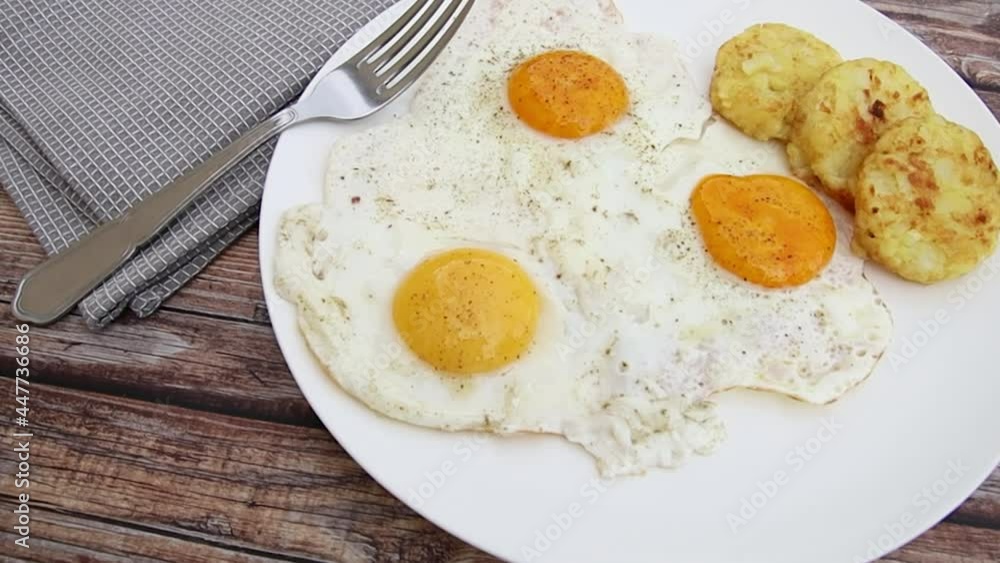 oeuf au plat et rösti dans une assiette oeuf au plat et rösti dans une assiette
