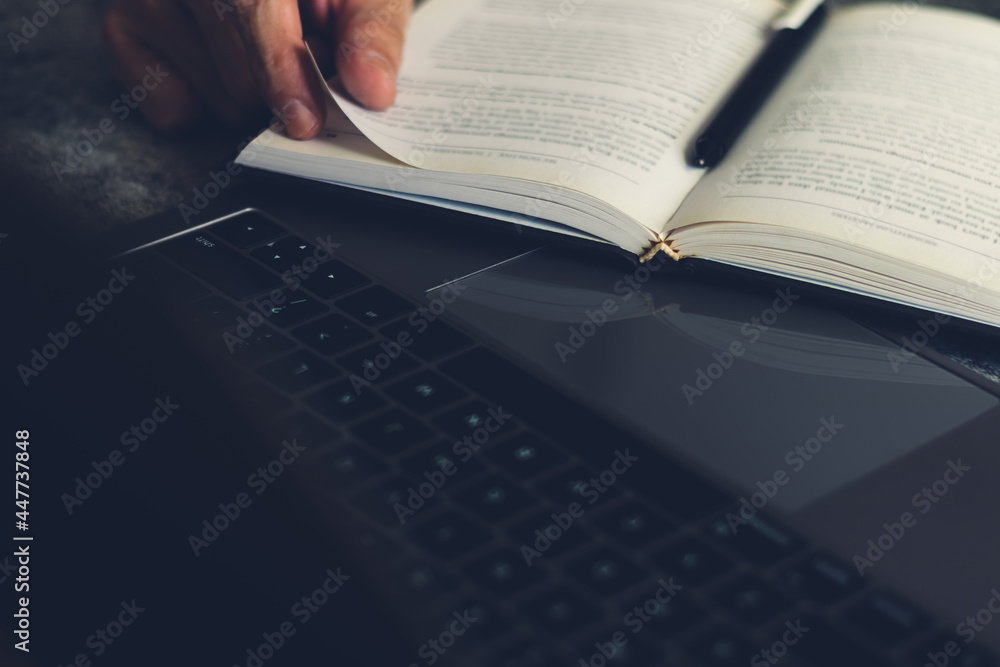 Obraz premium Businessman working or using laptop and studying or leaning book