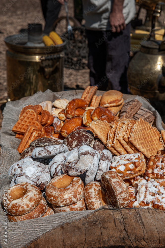 An assortment of artisan bread is available at the farmers ' market. Many different types of bread wrapped in craft paper. Small business concept-baking and cooking