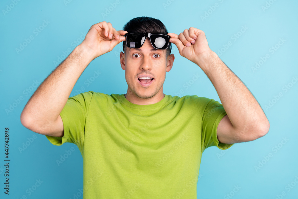 Naklejka premium Photo of shocked amazed happy man wear sunglass information vacation news isolated on blue color background
