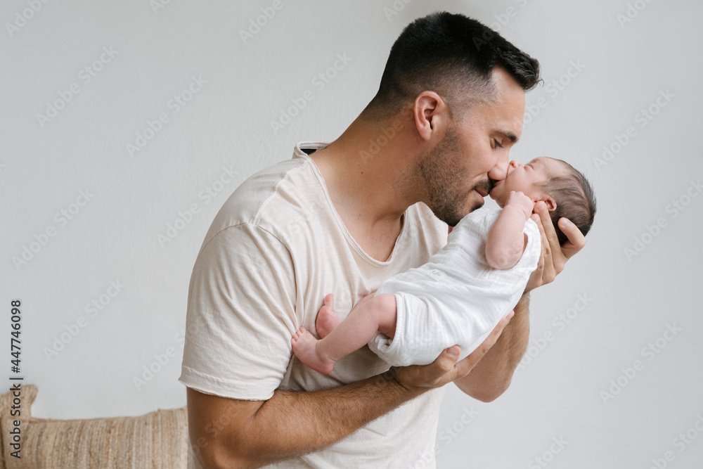 © ADDICTIVE STOCK - Caring father with newborn at home © ADDICTIVE STOCK - Caring father with newborn at home