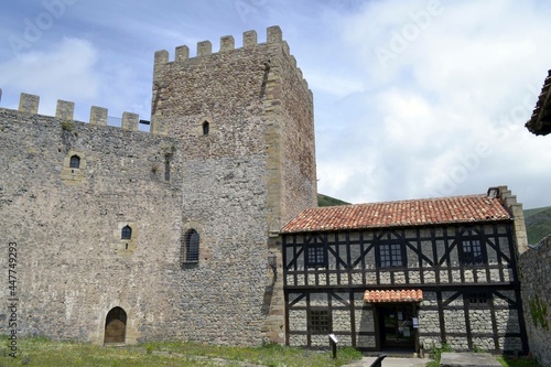 Interior del castillo de Argueso y vista de torre principal. Cantabria.