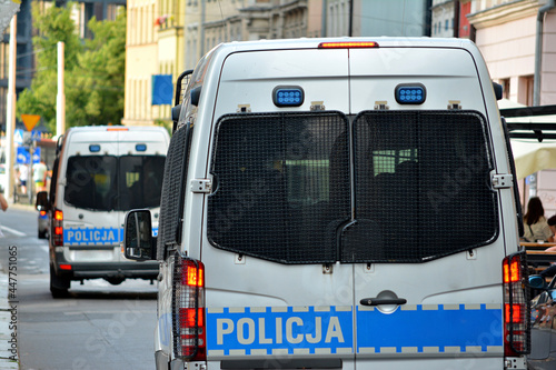 Polska policja drogowa podczas pracy na drodze w mieście. Pojazdy policyjne. 