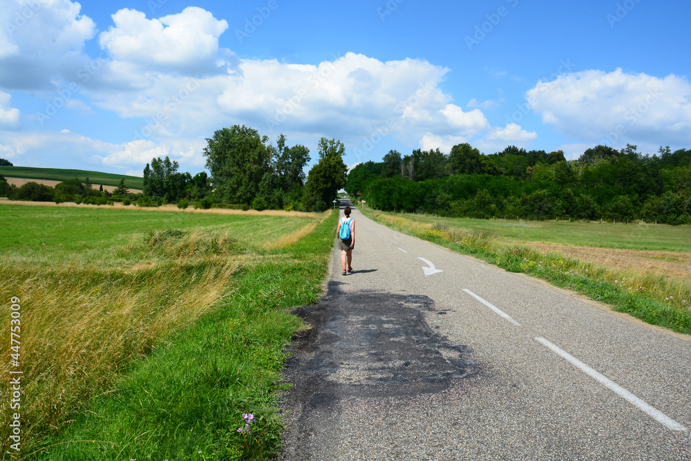 Fototapeta premium Randonneuse sur route à Anzex - Lot et Garonne - France