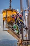 Trabajador colgado con línea de vida en obra de construcción 