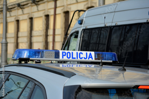 Polska policja drogowa podczas pracy na drodze w mieście. Regulacja ruchu. Zabezpieczenie miasta.