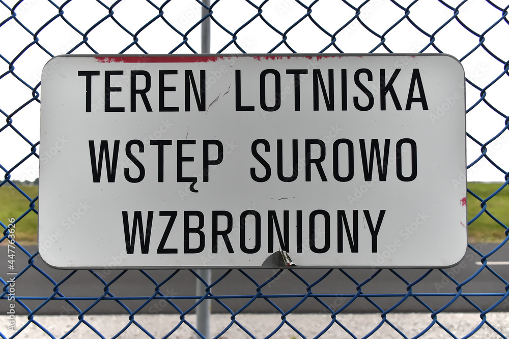 warning plate 'teren lotniska wstęp surowo wzbroniony' - obrazy, fototapety, plakaty 