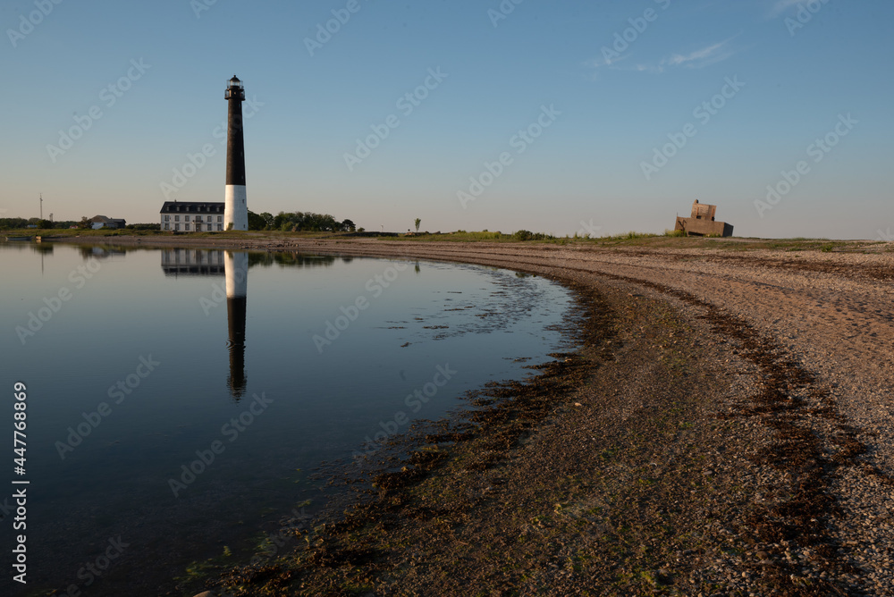 Obraz premium lighthouse on the shore
