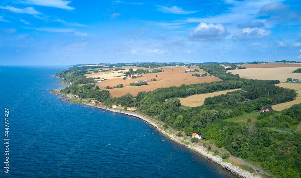 Ortschaften Teglkås und Helligpeder an der Küste der dänischen Ostsee-Insel Bornholm von oben