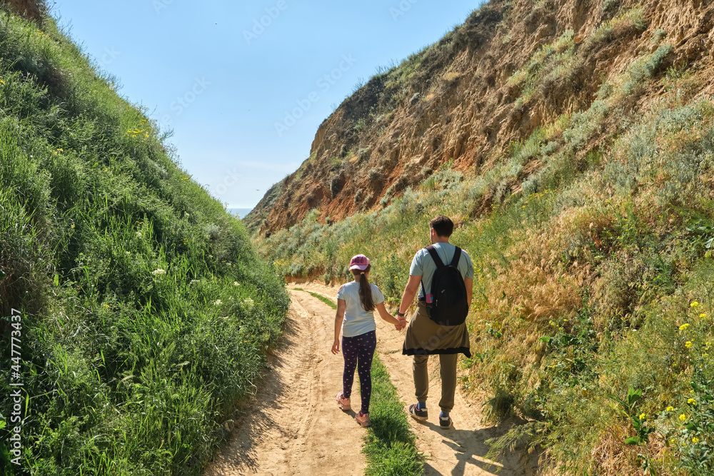 Obraz premium Family hikers walking in the green hills