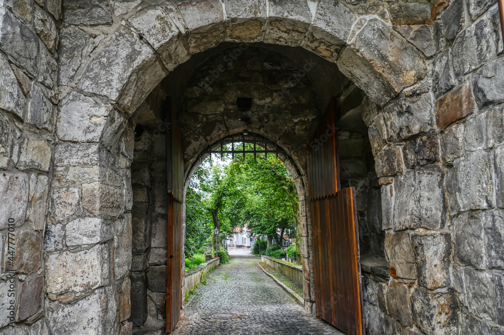 Blick durch ein historisches Burgtor in Dinslaken