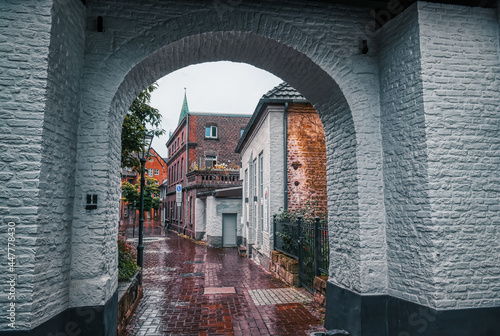 Blick durch ein historisches Tor in die Altstadt in Dinslaken photo