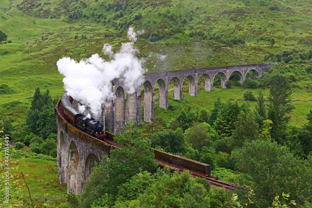 Die Dampflok auf dem berühmten Glenfinnan-Viadukt in Schottland