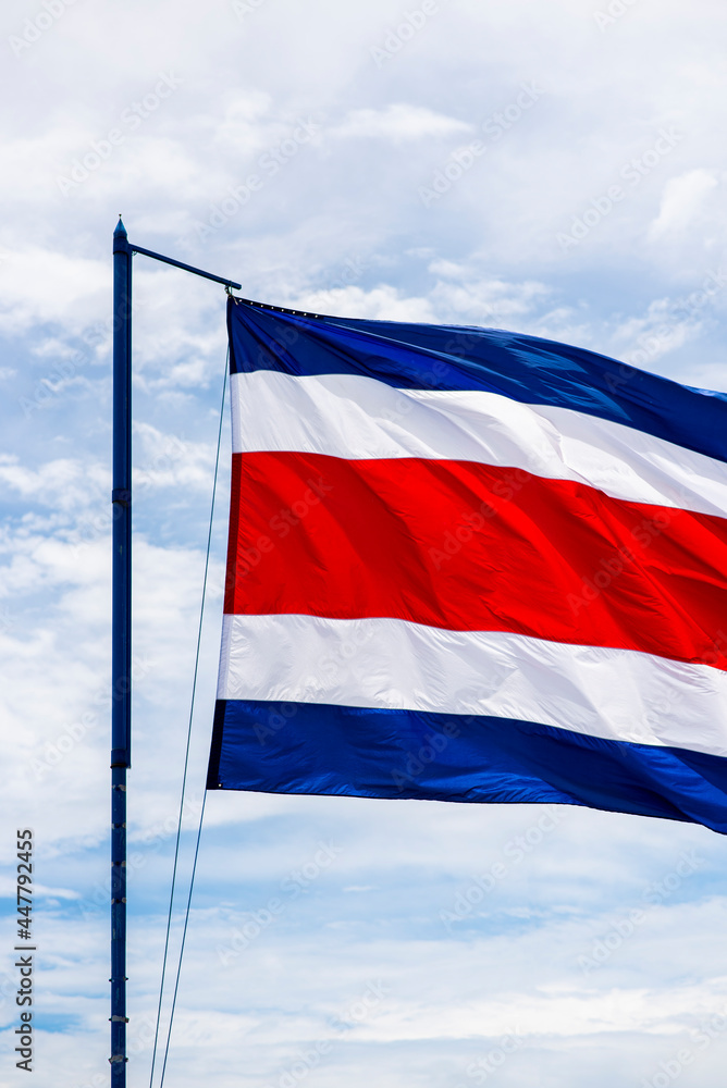 Bandera de la república de Costa Rica ondeando con el cielo de fondo Bandera de la república de Costa Rica ondeando con el cielo de fondo