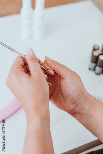 Manik  re der Fingern  gel mit Feile. Junge Frau macht sch  ne Nagelpflege vor F  llung mit Acryl 