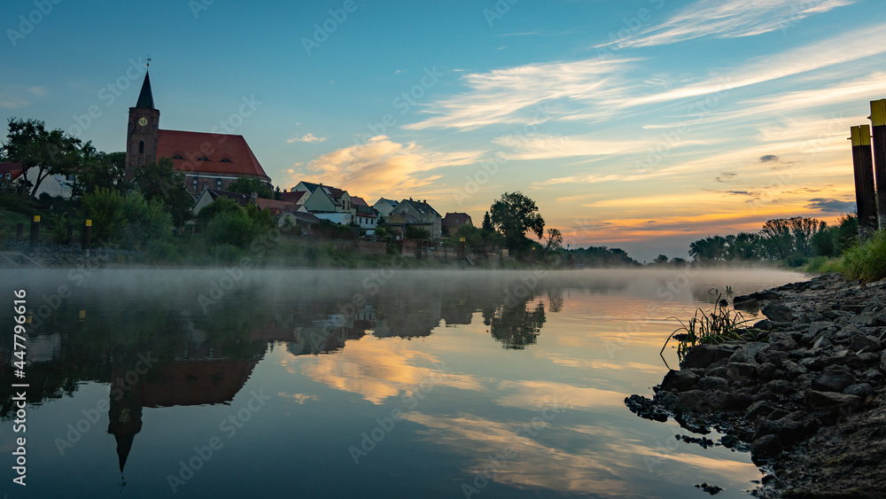 Fototapeta premium Kirche bei Sonnenaufgang