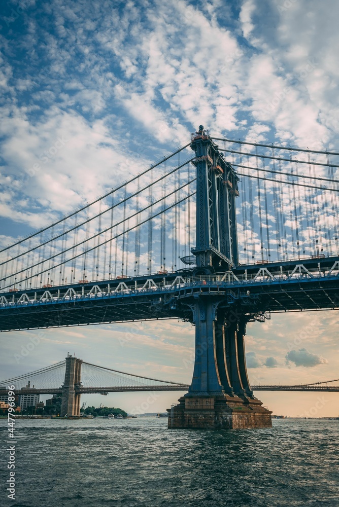Obraz premium The Manhattan Bridge and East River, in New York City