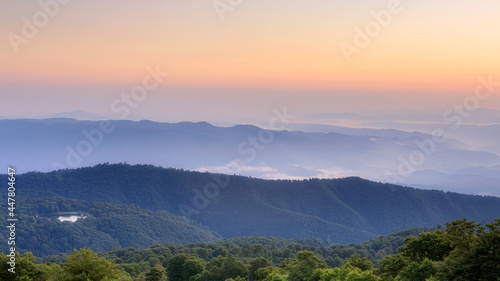 長野県・野沢温泉村 毛無山から眺める夜明けの山々の風景