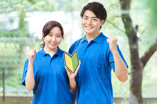 新人の男女の介護士 photo