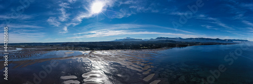 Marea baja carretera Austral de Chile, mucha arena, aves marinas y cordillera de los Andes.