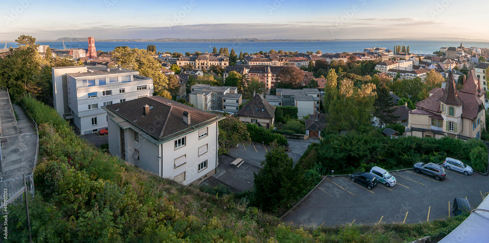 Fototapeta premium Vista panorámica de Neuchâtel en Suiza