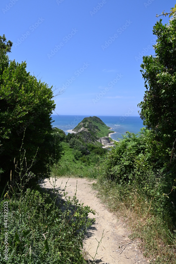 Blick auf die Halbinsel Kepi i Rodonit mit Wanderweg zum Rodoni Castle in Albanien Blick auf die Halbinsel Kepi i Rodonit mit Wanderweg zum Rodoni Castle in Albanien