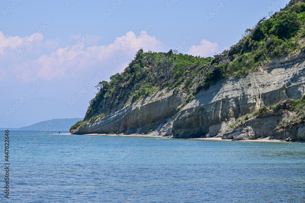 Küstenlinie mit einsamen Strand am Kepi i Rodonit mit Albanien bei blauem Himmel