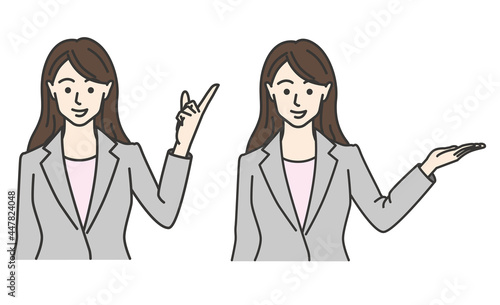 説明をするスーツの女性
