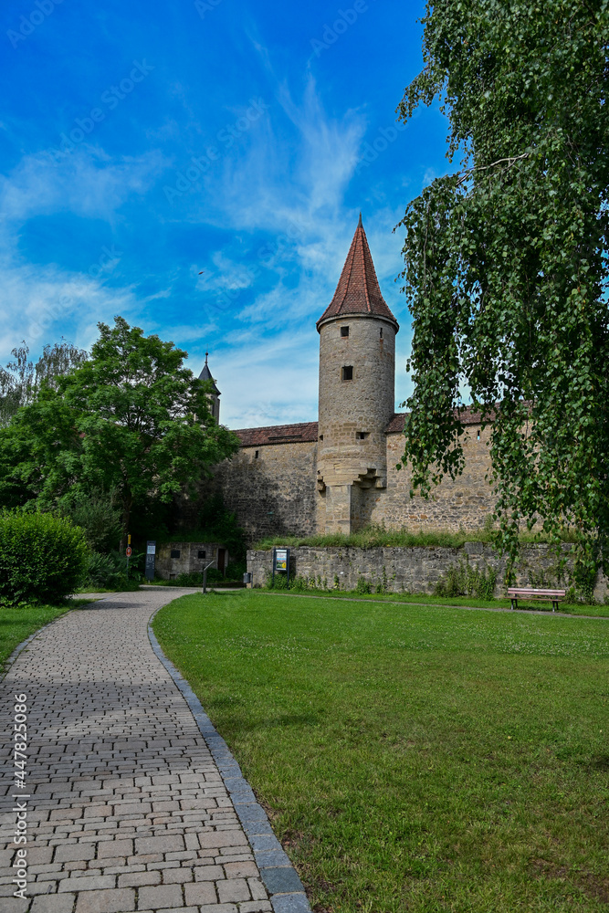 Stadtmauer mit Turm und Parkanlage bei Rothenburg ob der Tauber bei blauem Himmel im Sommer, Franken, Bayern, Deutschland Stadtmauer mit Turm und Parkanlage bei Rothenburg ob der Tauber bei blauem Himmel im Sommer, Franken, Bayern, Deutschland