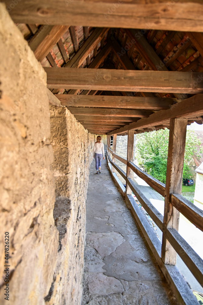 Rothenbauer Stadtmauer - Junge Frau läuft durch den Laubengang Stadtmauer Rothenburg ob der Tauber, Sommer, Franken, Bayern, Deutschland Rothenbauer Stadtmauer - Junge Frau läuft durch den Laubengang Stadtmauer Rothenburg ob der Tauber, Sommer, Franken, Bayern, Deutschland