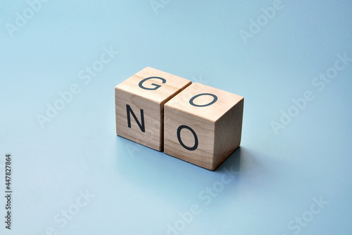 Obraz na plátne Wooden cubes with the inscription: go! and no!The choice between moving and stop