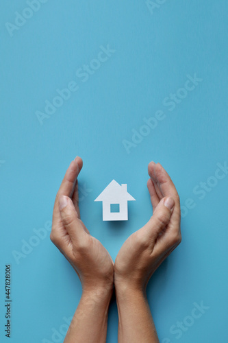 Fotografie A paper house in the hands of a man