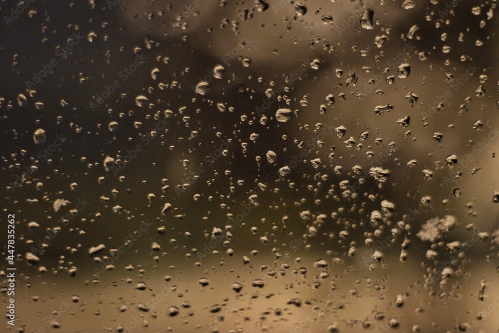 Deszczowa pogoda pokazana na szybie - obrazy, fototapety, plakaty 
