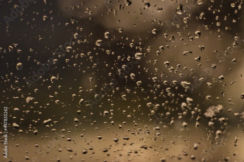 Deszczowa pogoda pokazana na szybie