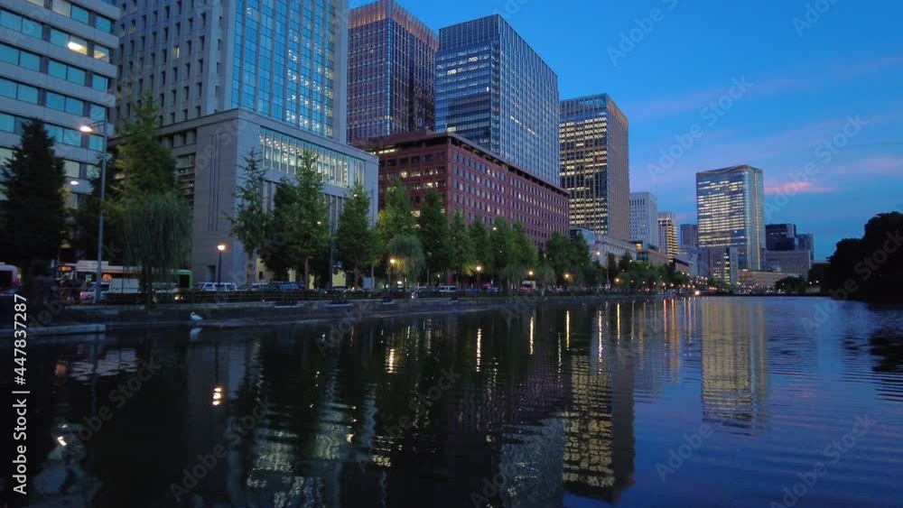 皇居のお堀越しに見る丸の内のビル群　夕焼け空