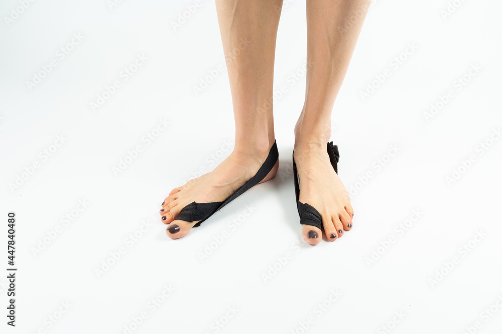 Φωτογραφία stabilizing orthosis for the correction of the big toe on the woman legs when h