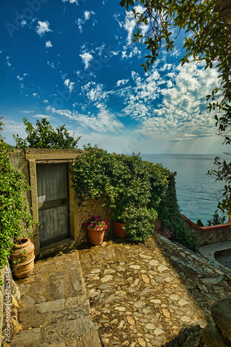 old stone house whit Ocean view