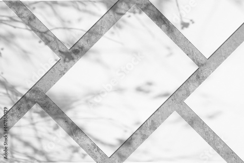 Foto Many empty white vertical rectangle poster or card mockups lying diagonally with soft tree leaves and branches shadows on neutral light grey concrete wall background