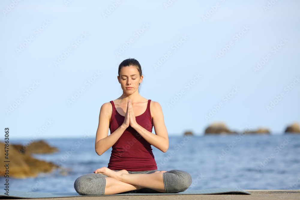 Fototapeta premium Yogi practicing yoga pose on the beach