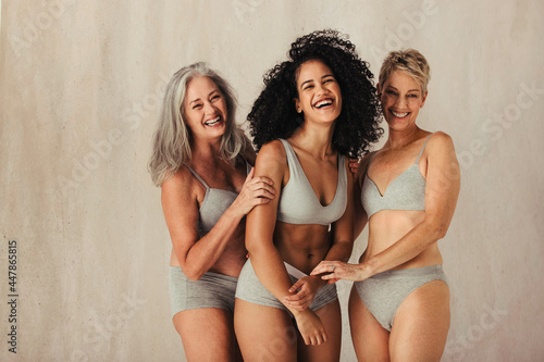 Schilderij op canvas Smiling women of different ages embracing their natural bodies