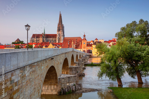 Obraz na płótnie Regensburg, Germany. Cityscape image of Regensburg, Germany with Old Stone Bridge over Danube River and St. Peter Cathedral at summer sunrise. w salonie