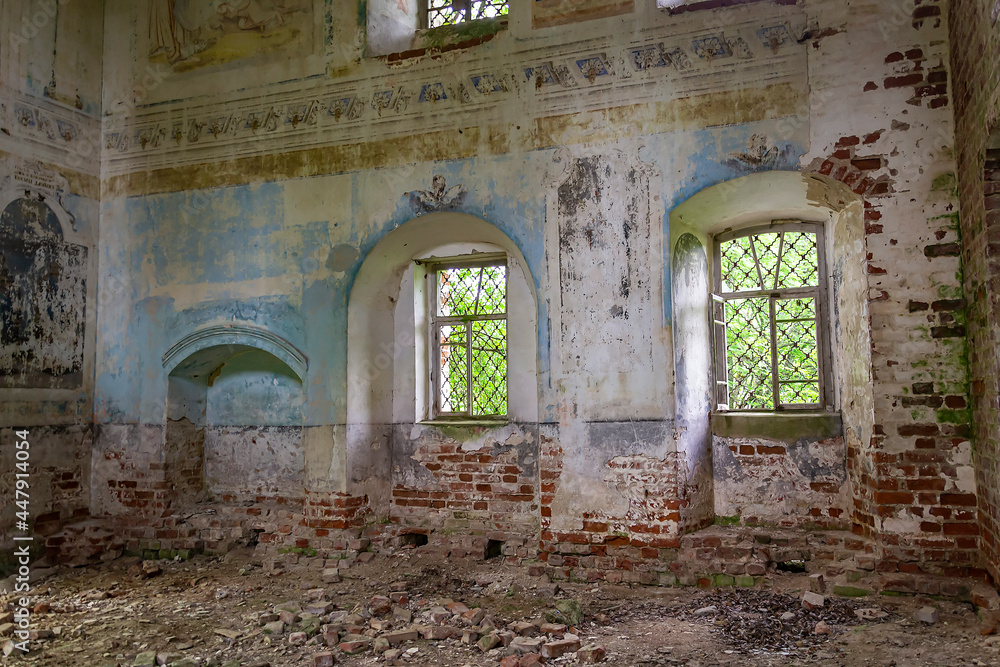 Fototapeta premium the interior of an abandoned temple