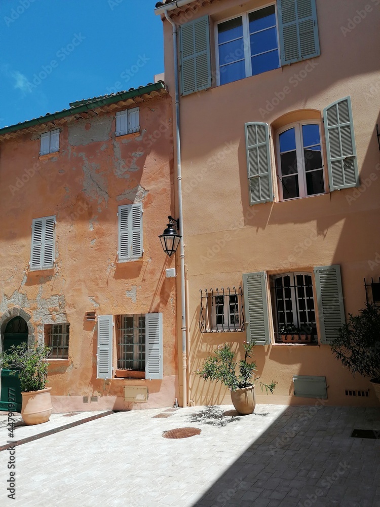 St Tropez village sud de la France avec maison colorée - Provence