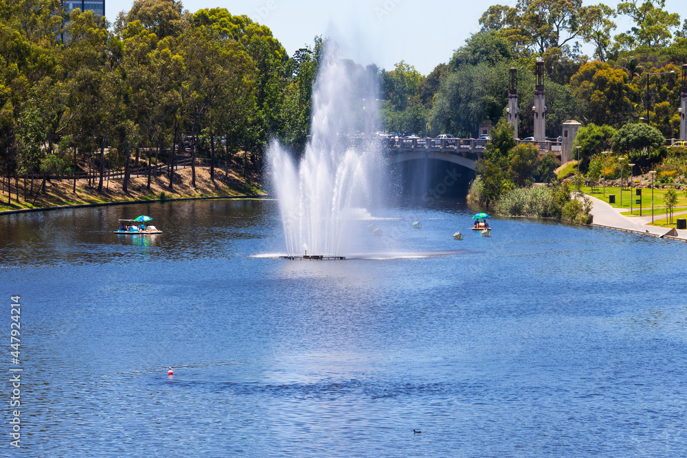 Naklejka premium Water fountain on River Torrens set up during the summer season