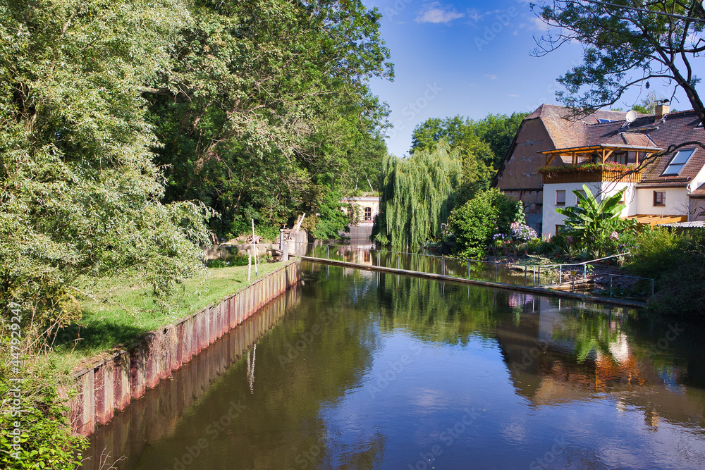 Blick von der Brücke auf den Fluss Weiße Elster im Schlosspark Lützschena in Leipzig, Sachsen, Deutschland Blick von der Brücke auf den Fluss Weiße Elster im Schlosspark Lützschena in Leipzig, Sachsen, Deutschland
