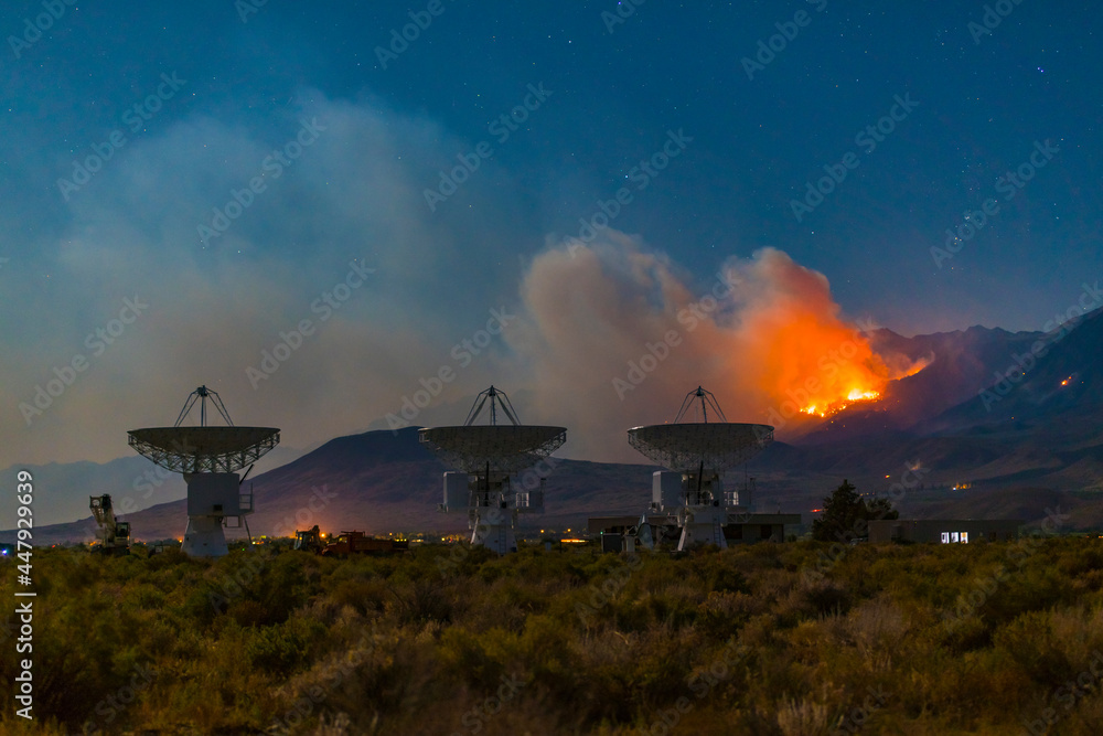 Owens Valley Desert Mountains, California Radar Dish Observatory Wildfire  Fire Lone Pine - obrazy, fototapety, plakaty 