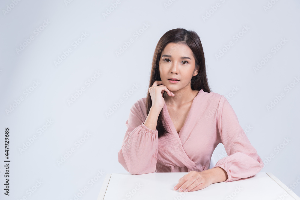 girl on white background, beauty concept
girl on white background, beauty concept