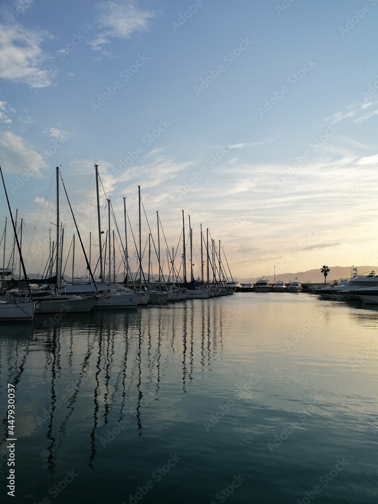 Port Canto Cannes - Coucher de soleil sud de la France - ciel bleu