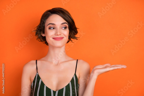 Φωτογραφία Photo of young attractive girl happy positive smile hold hand promo product offe